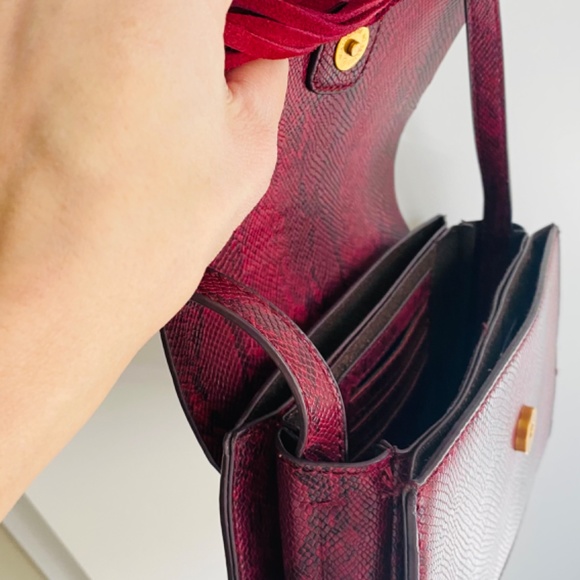 Small Snakeskin burgundy Handbag Crossbody with tassel - Picture 2 of 2